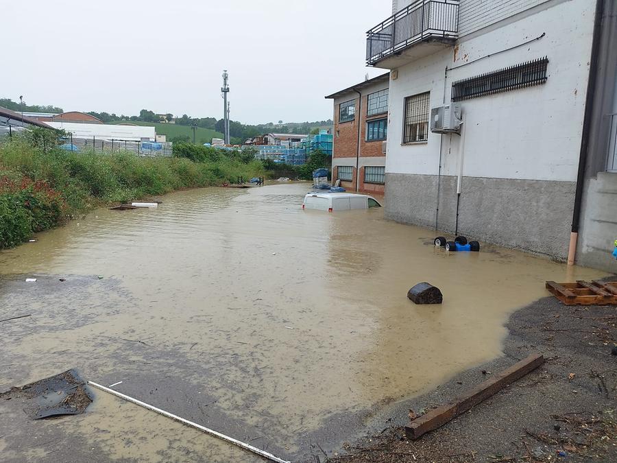 Casalgrande, allagamenti per una bomba d’acqua