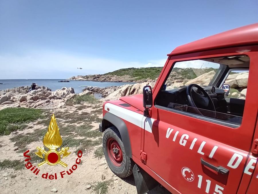 Schiacciata da un masso di granito a La Maddalena: persona soccorsa dai vigili del fuoco e trasportata in ospedale con l’elisoccorso