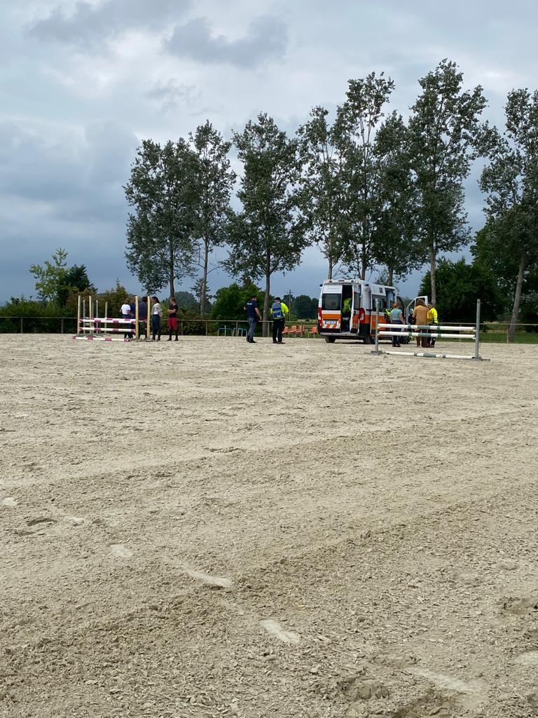 Modena, cade e viene schiacciata dal cavallo: al maneggio l’elisoccorso