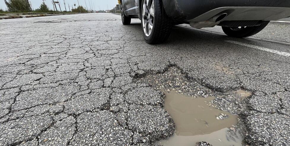Pontedera, la strada colabrodo riaperta entro l’anno: il progetto e i tempi del cantiere