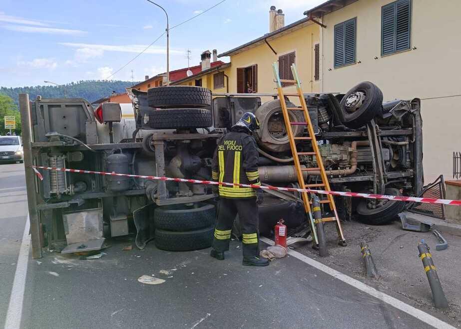 Vaiano, camion di Gpl contro le case: «Pensavo esplodesse tutto». Tragedia sfiorata alla Briglia – Video