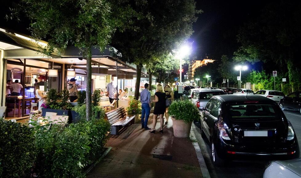 Montecatini, i dehors “invadono” il centro. La protesta: passaggio ostruito