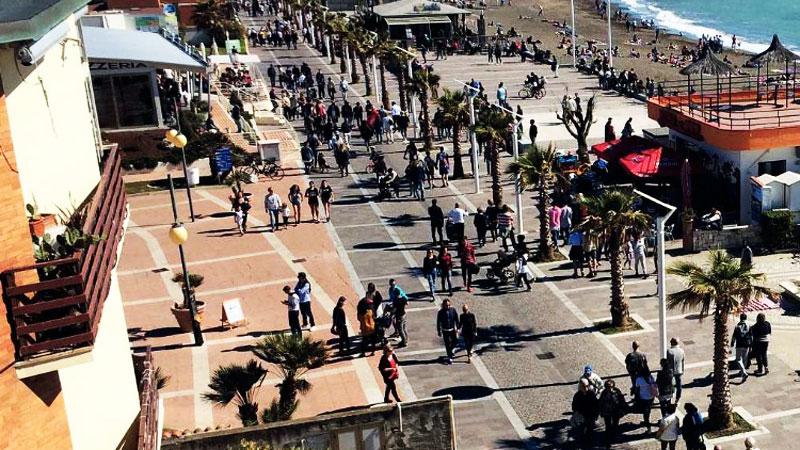 Cecina, porzioni di spiaggia agli alberghi ma all’indagine rispondono in due