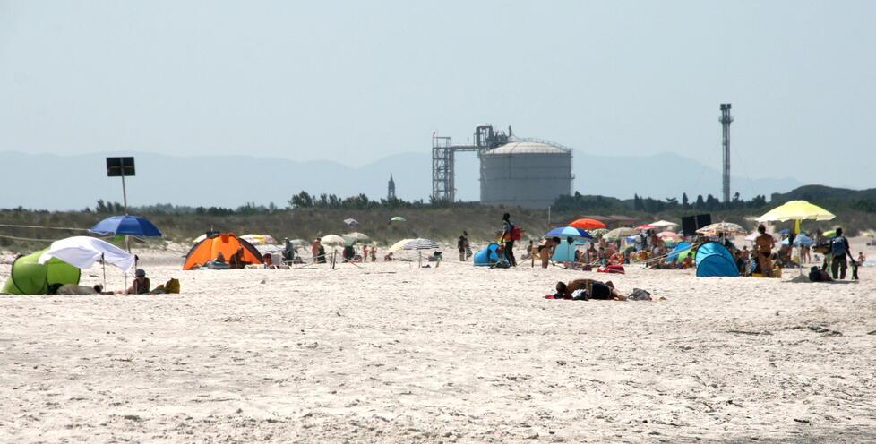 Rosignano, maxi multe per chi fa camping e bivacchi alle Spiagge Bianche