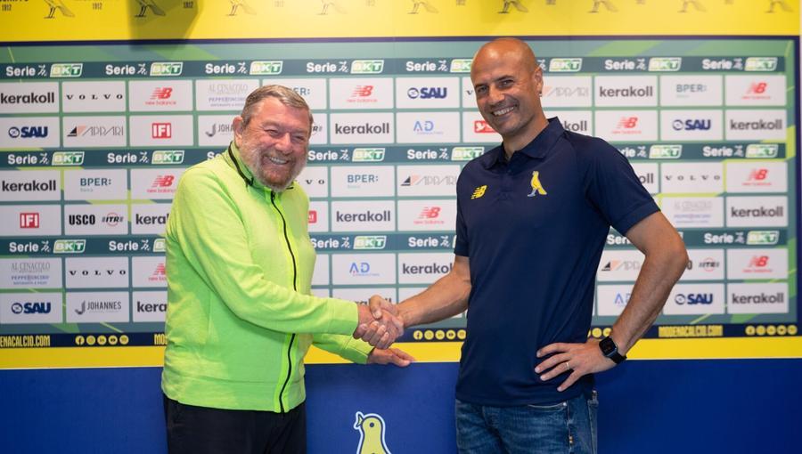 
	Carlo Rivetti, presidente del Modena, stringe la mano a Paolo Bianco, nuovo tecnico giallobl&ugrave;

