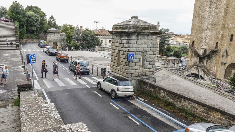 Zcs a Firenze, prorogate le vetrofanie. Strisce blu gratis per un anno
