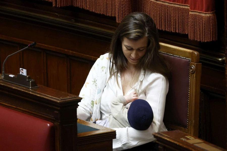 
	Sopra la deputata del Movimento 5 Stelle Gilda Sportiello mentre allatta Federico durante i lavori alla Camera


