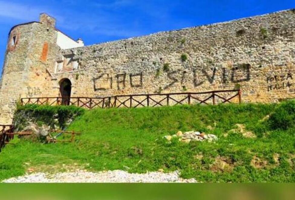 Fotomontaggio su Berlusconi, Pietrasanta si indigna come se fosse reale