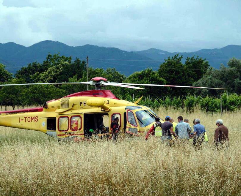 Lunigiana, travolto dal trattore: ferito il campanaro
