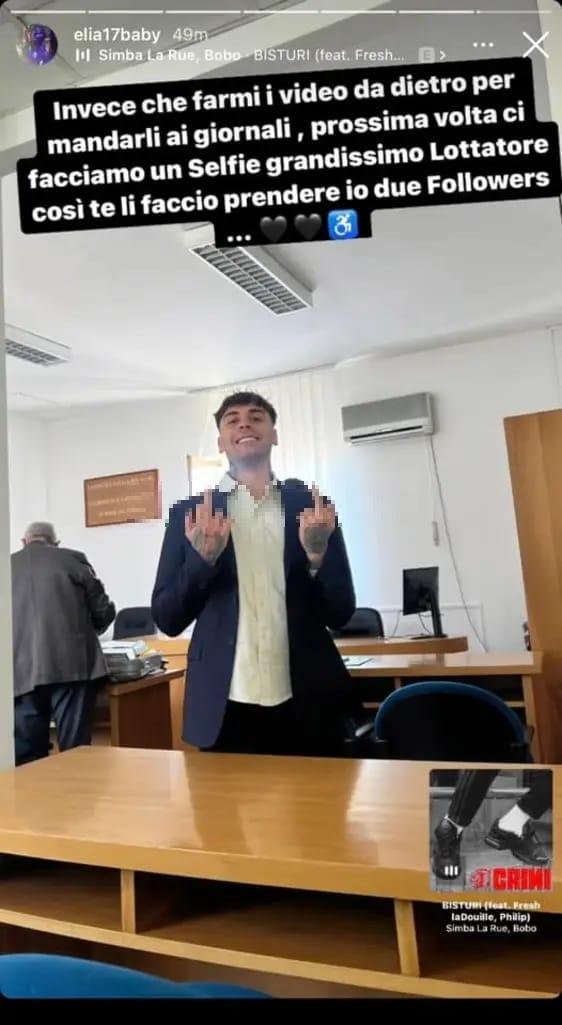 
	Il trapper Elia Di Genova nell'aula del Tribunale di Tempio impegnato a esprimersi in inequivocabili gesti scurrili

