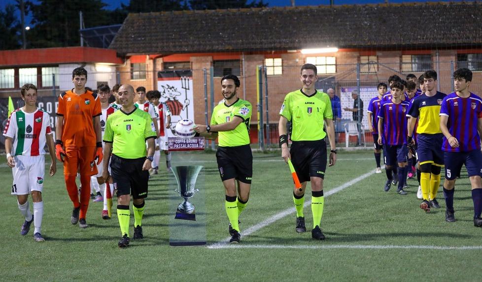 Grosseto, l’arbitro si sposa e scatta la festa. Il “terzo tempo” a bordo campo