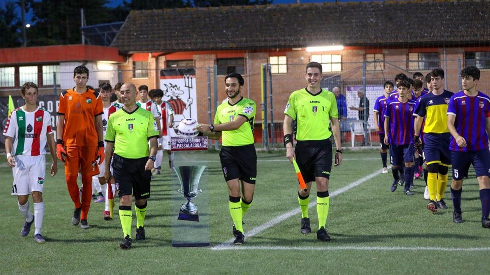 Grosseto, l’arbitro si sposa e scatta la festa. Il “terzo tempo” a bordo campo