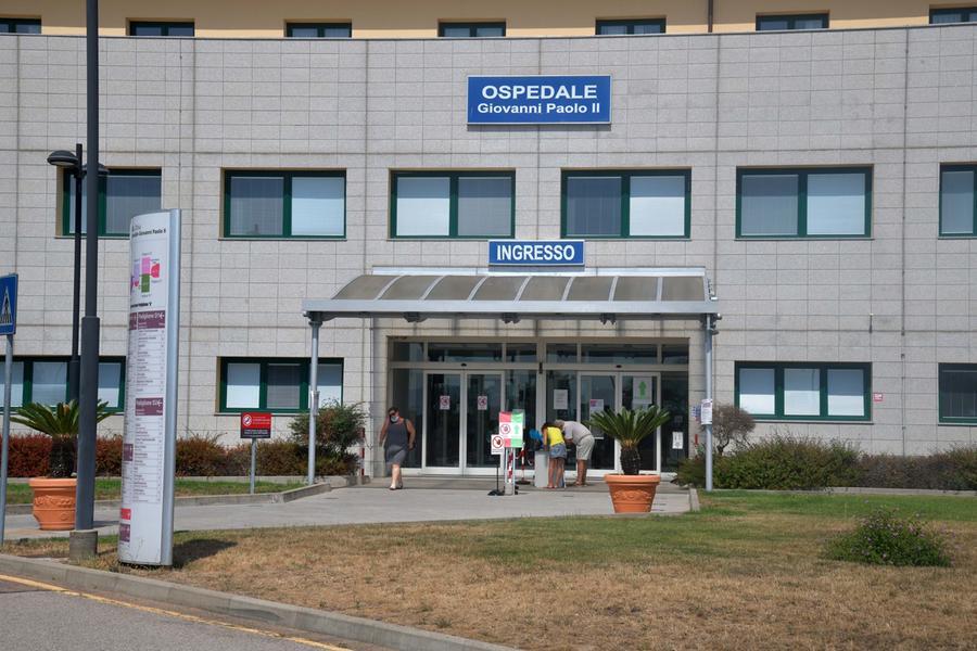 Sta leggendo in spiaggia, la nipotina sale su una roccia che si stacca e lo travolge: morto 62enne alla Maddalena