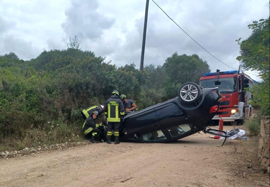 Donna incinta perde il controllo dell’auto che si ribalta a Pittulongu: la 35enne è in ospedale