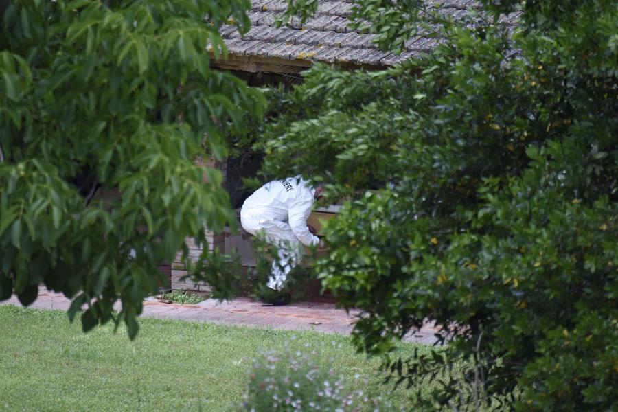 Omicidio in villa a Grosseto, sopralluogo dei Ris