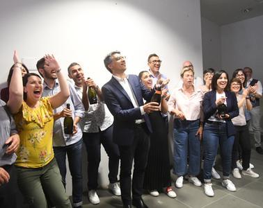 
	Andrea Abis al centro stappa lo spumante dopo il successo elettorale

