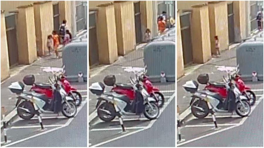 Bambina scomparsa a Firenze, ecco le ultime immagini di Kata: si allontana dal gruppo del fratellino – Video
