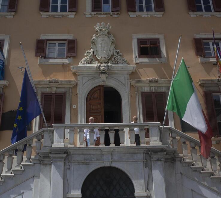 Il Comune di Livorno con le bandiere giù
