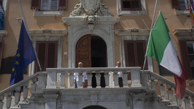Il Comune di Livorno con le bandiere giù