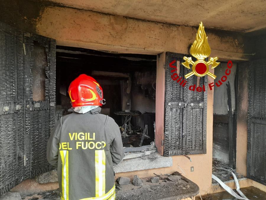 Fuoco in un complesso di appartamenti a Porto Rotondo: danni ingenti in una delle abitazioni