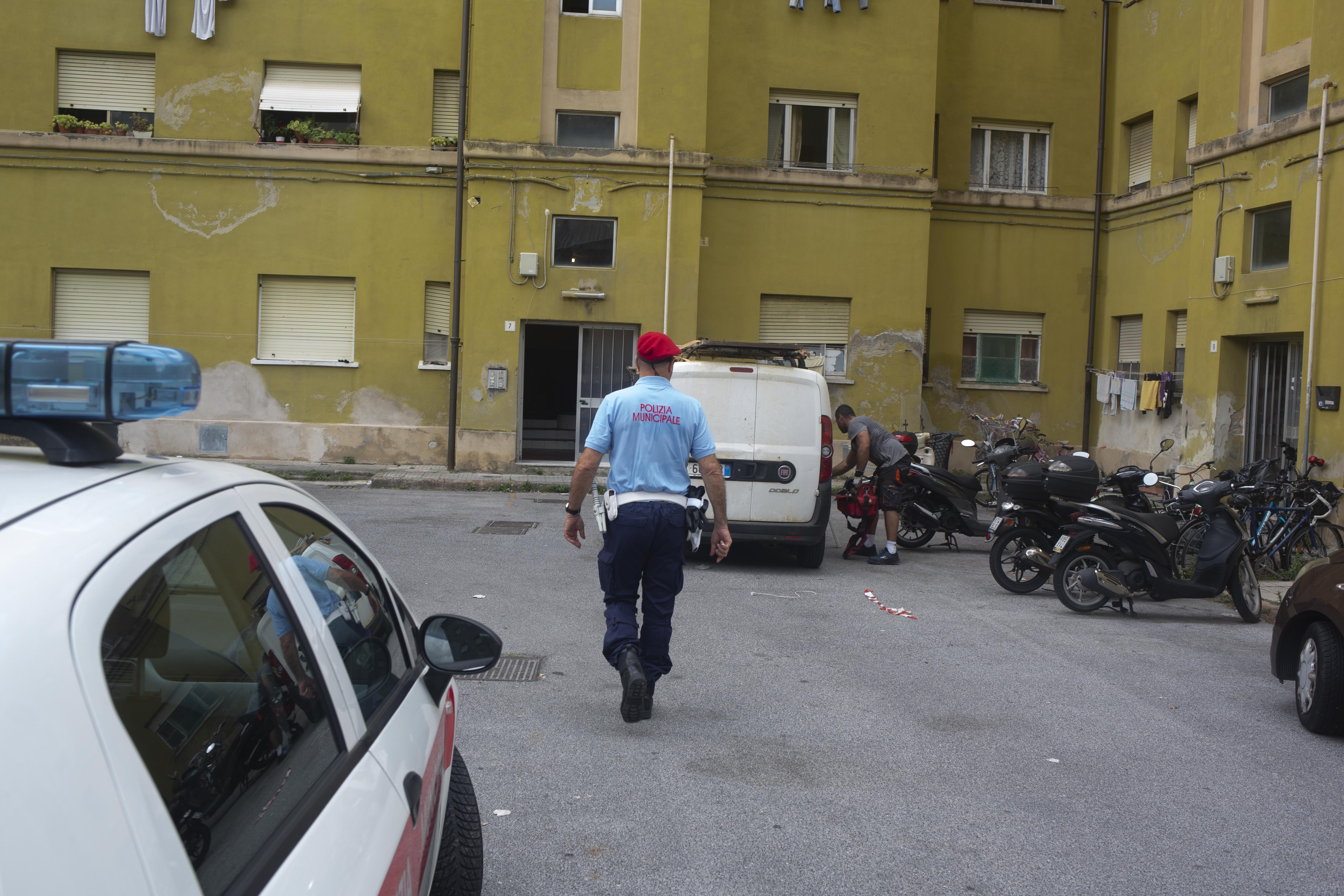 L'arrivo della municipale in zona (foto Daniele Stefanini/Agenzia Silvi)