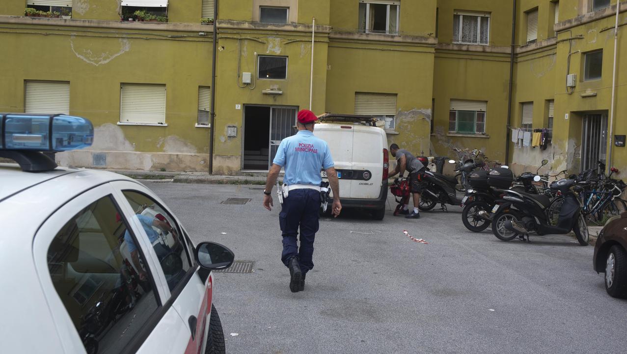 L'arrivo della municipale in zona (foto Daniele Stefanini/Agenzia Silvi)