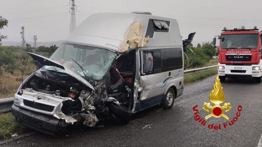 Scontro camper-camion a Quartu: feriti padre, madre e tre figli minorenni