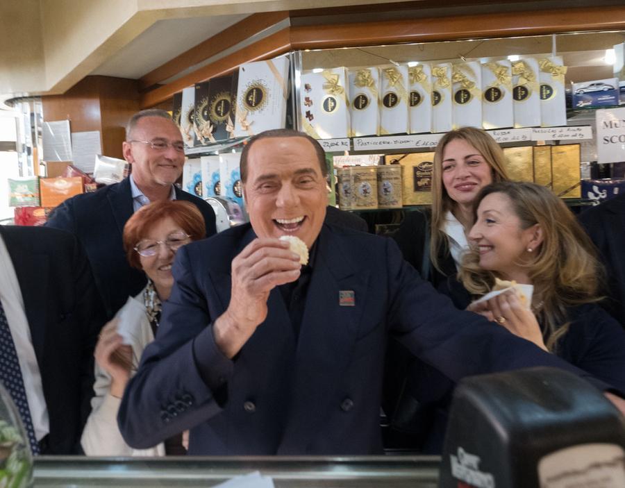 
	Silvio Berlusconi nel bar Mariuccia a Pirri durante la campagna elettorale per le regionali del 2019

