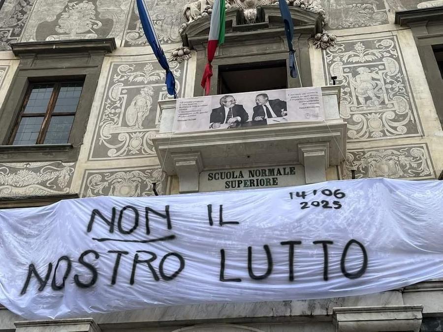Alla Scuola Normale di Pisa appeso uno striscione contro il lutto nazionale per Berlusconi. E via i segni di lutto dalle bandiere
