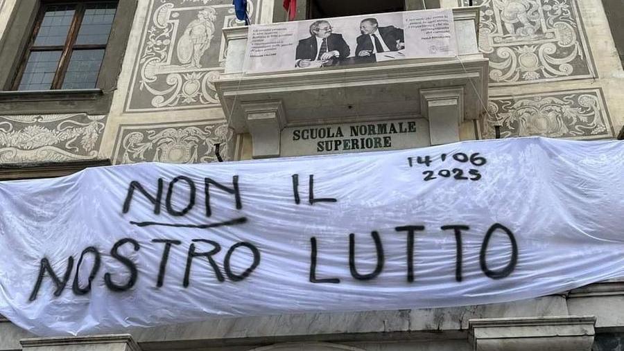 Alla Scuola Normale di Pisa appeso uno striscione contro il lutto nazionale per Berlusconi. E via i segni di lutto dalle bandiere