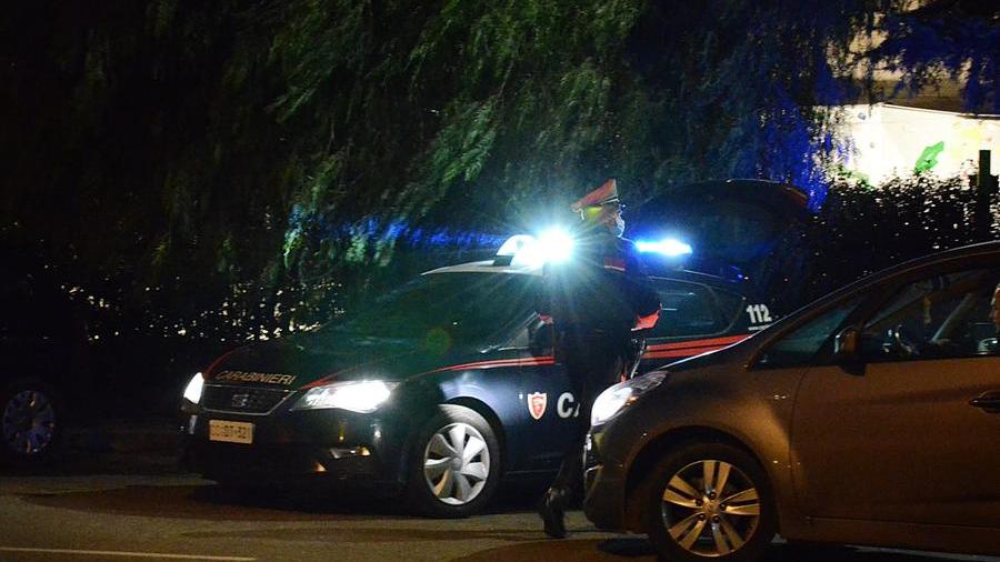 Ha un incidente con l’auto rubata, l’abbandona in mezzo alla strada e scappa