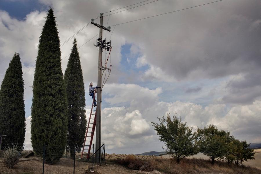 
	Tecnici al lavoro su linee elettriche

