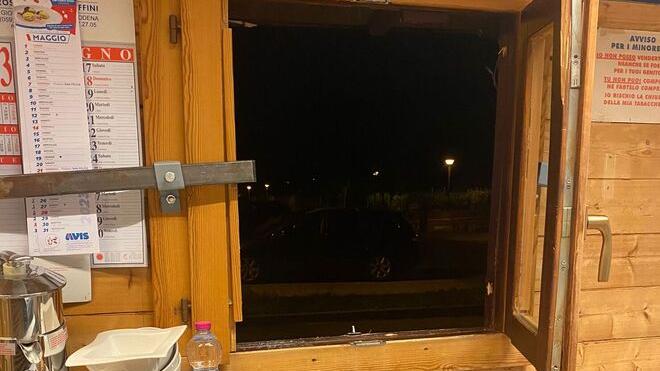 San Felice, furto al bar tabaccheria: ladro inseguito invano dai titolari