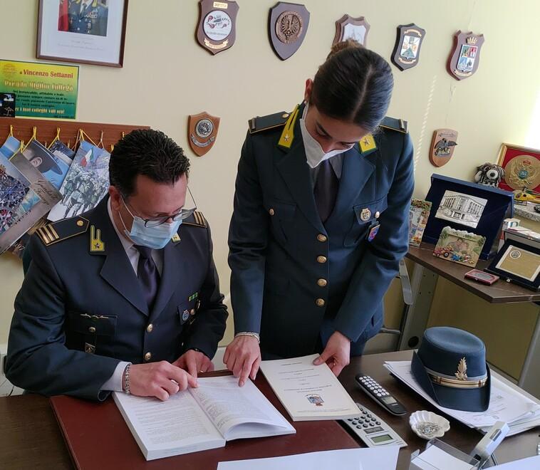 Vignola, condannato il broker truffatore che prendeva i soldi agli anziani 