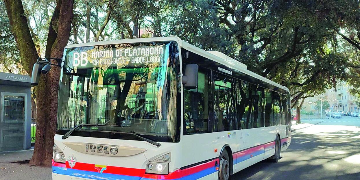 Sassari, coppia vuole “dirottare” l’autobus verso Sorso: passeggeri esasperati, arrivano i carabinieri