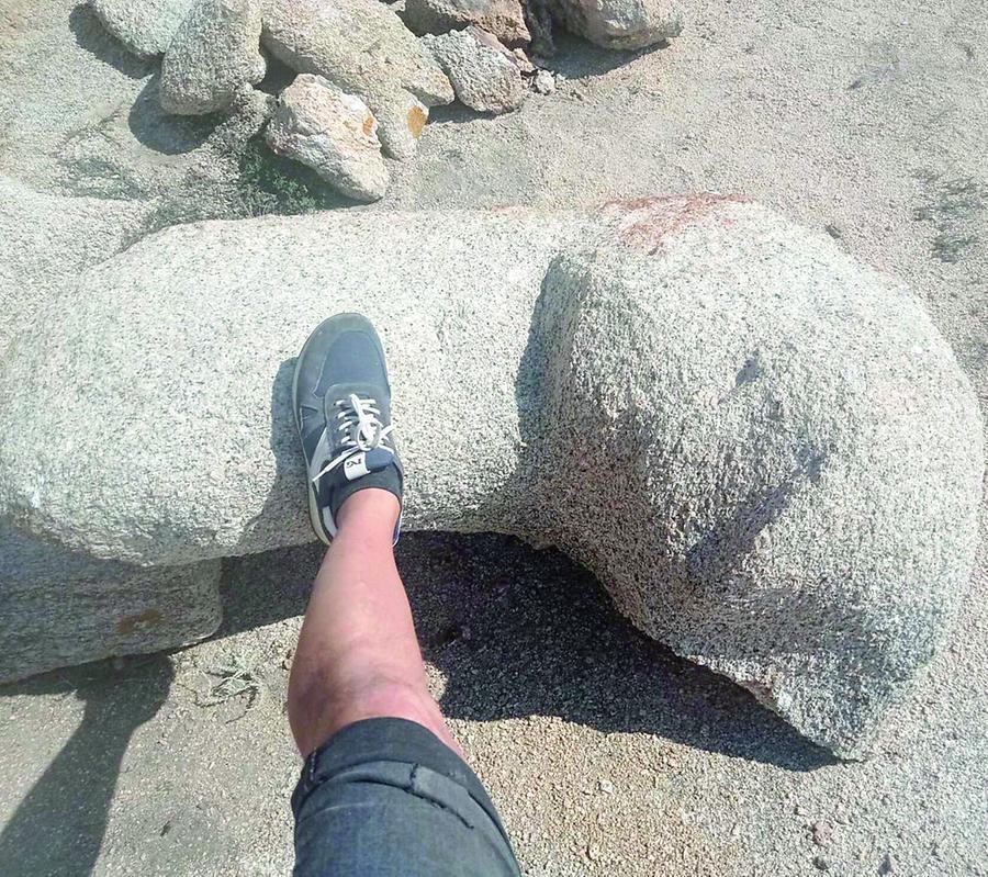 La Maddalena, muore schiacciato da un masso mentre passeggia sulla riva del mare