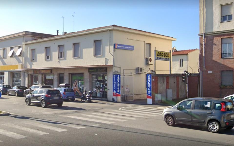 Le strisce pedonali davanti al gommista "Lo Coco" di piazza Damiano Chiesa