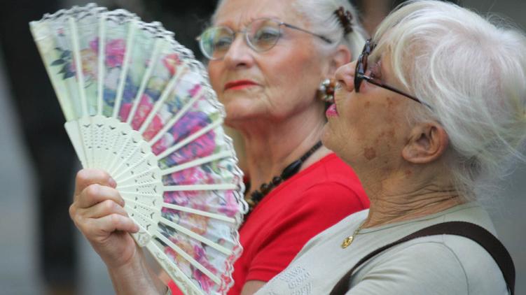 Ferrara, torna il pericolo caldo: “Uffa che afa” aiuta fragili e anziani
