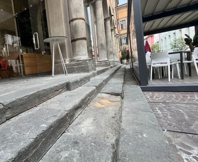 Pontedera, cade sulle scale del Palp: Comune “colpevole”