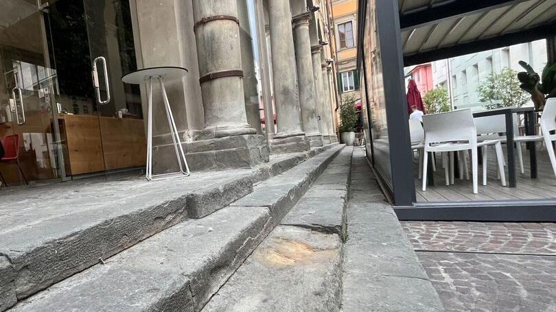 Pontedera, cade sulle scale del Palp: Comune “colpevole”