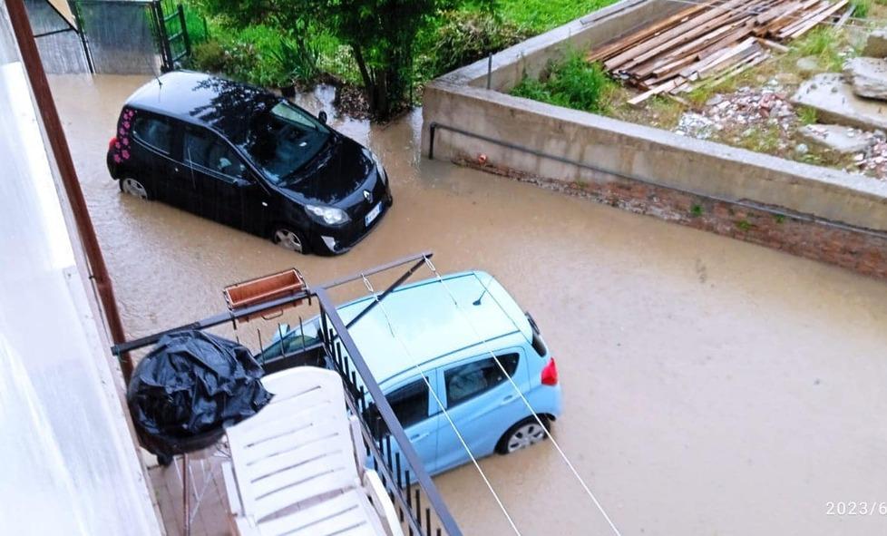 San Miniato, esondano i rii: garage e scantinati allagati