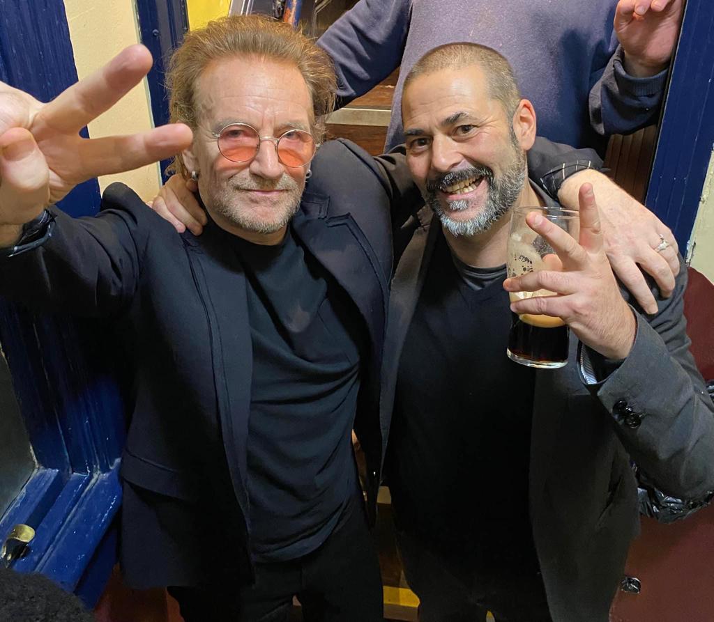 Carlo Puddu insieme a Bono