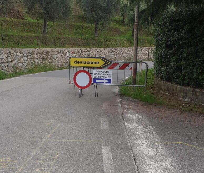 Strada chiusa a Massarosa: forti disagi per duemila residenti