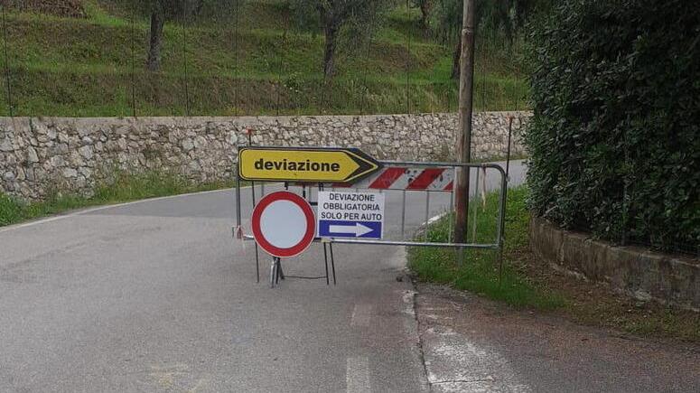 Strada chiusa a Massarosa: forti disagi per duemila residenti