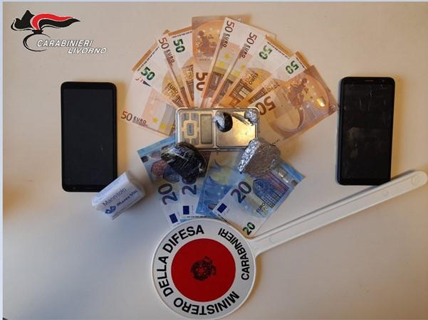 
	Parte del materiale sequestrato dai carabinieri

