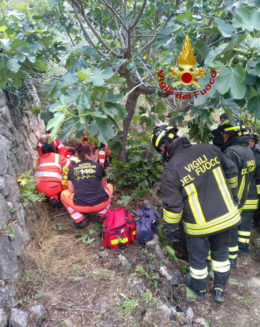 Urta il guard rail con la moto finisce in un dirupo: ferito un centauro