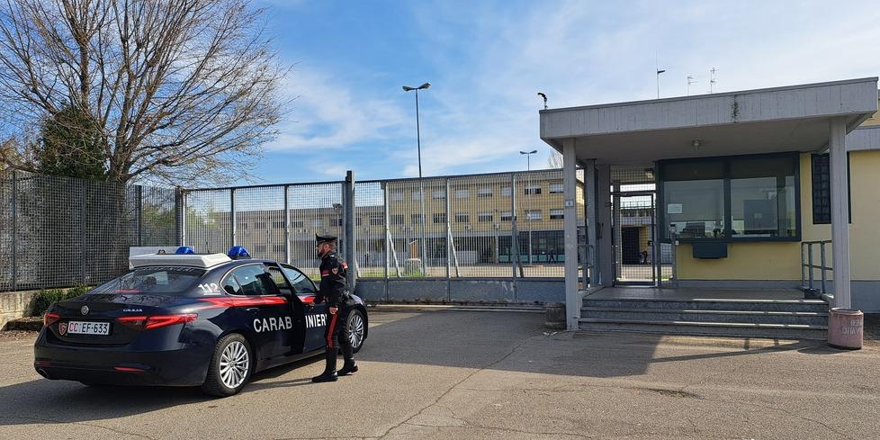Minaccia e rapina una studentessa poi spara un colpo, arrestato 