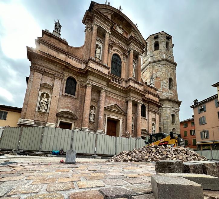 È cominciata la posa del porfido rosso in piazza San Prospero 