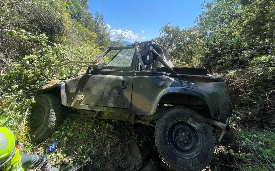 Jeep dell'esercito in un burrone, tre morti: due sono toscani