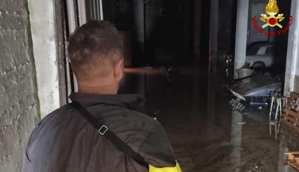 Casalgrande fa la conta dei danni dopo il temporale: sommerso garage di auto d’epoca